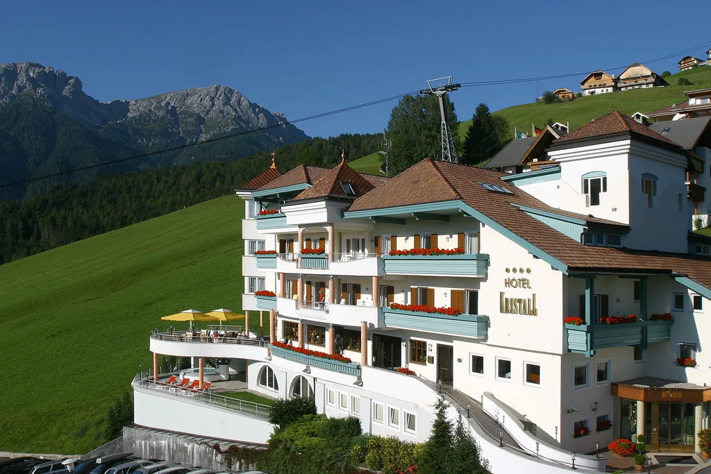 Hotel Kristall: Ihr Rückzugsort in den Dolomiten Hotel Kristall: Ihr Rückzugsort in den Dolomiten