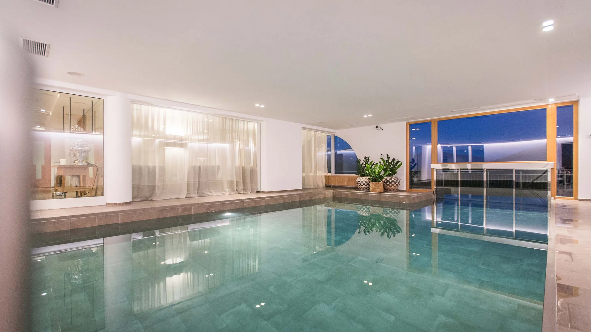 Vacanza nel nostro hotel con piscina a Valdaora