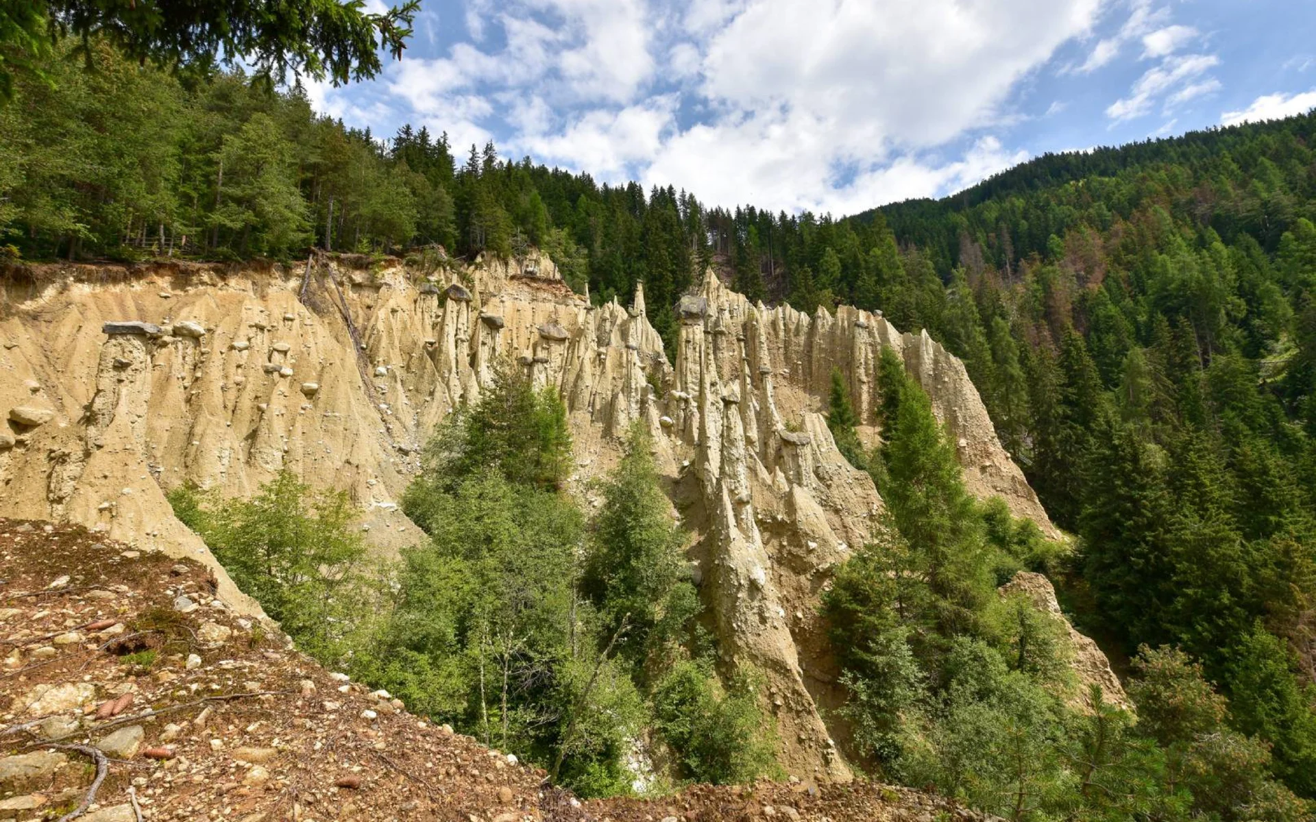 Malga Gönner e Piramidi di terra, Perca Malga Gönner e Piramidi di terra, Perca